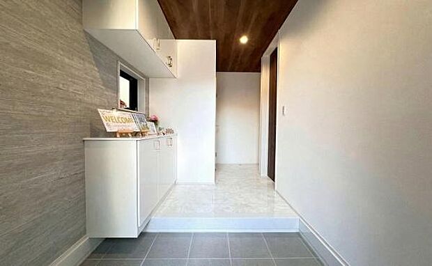 《玄関》　■玄関を開けると、エントランスホールがお出迎え。ゆったりとしたスペースに上部は吹抜けになっていて明るく開放感のある玄関になっています。
