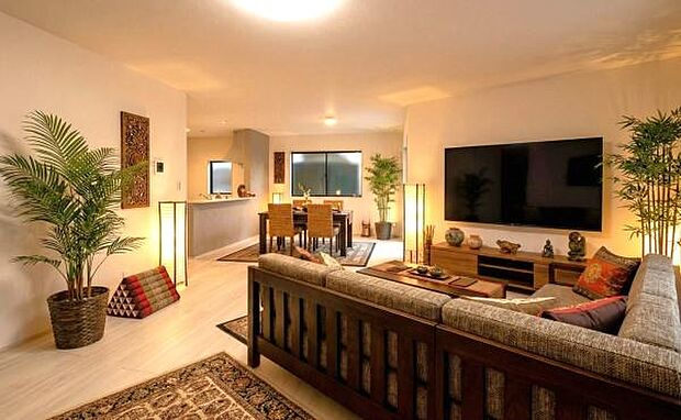 《リビングダイニング》　■本画像は家具や小物の配置をCGで作成しており、実際に現地に家具や小物は置かれておりません。また、価格に家具や小物は含まれておりません。