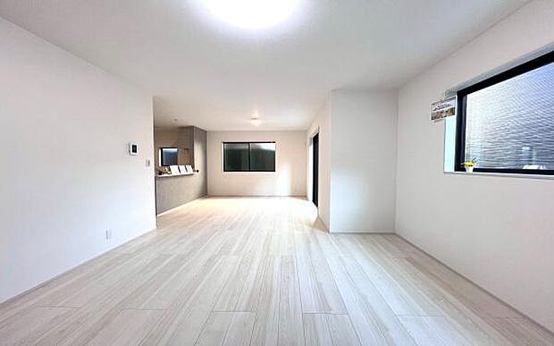 《リビングダイニング》　■開放的で広いリビング。のびのびとくつろげるリビングは、家族のコミュニケーションの場として、みんなが集まる暖かな場所に。