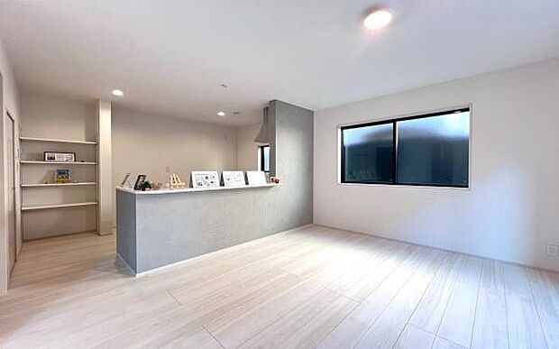 《ダイニングキッチン》　■会話を楽しみながら食事を味わう。一緒にいる時間が楽しい空間。カフェにいるような気分で毎日を過ごしたい。家族でいる時間を柔らかに包み込むインテリア。