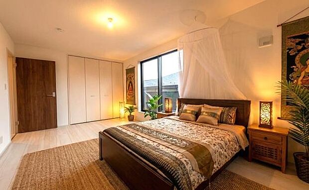 《寝室》　■本画像は家具や小物の配置をCGで作成しており、実際に現地に家具や小物は置かれておりません。また、価格に家具や小物は含まれておりません。