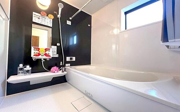 《浴室》　■ゆったり足を伸ばせる浴槽。お子様と一緒でもゆとりの1坪タイプ。1日の疲れを癒してくれるバスタイム。