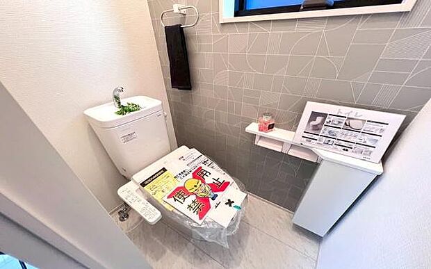 《トイレ》　■快適な使用感が人気の温水洗浄脱臭暖房機能を搭載。しかも汚れがつきにくく落ちやすい、洗浄力に優れた洗浄機能付トイレ。