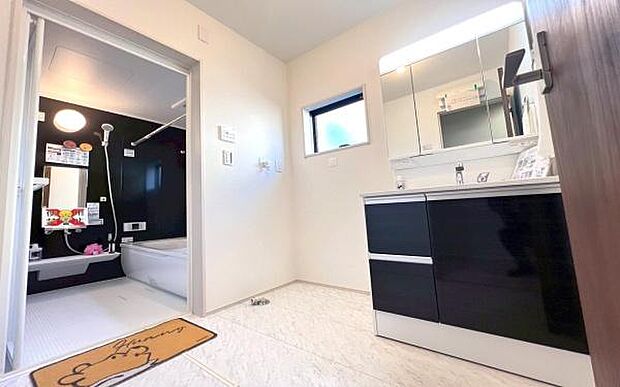 《洗面化粧台》　■洗面化粧台の鏡は、メイクや髭剃りに便利な三面鏡タイプ。洗面台サイドには収納スペースとして利用でき、小物などの保管に便利な棚も付いています。