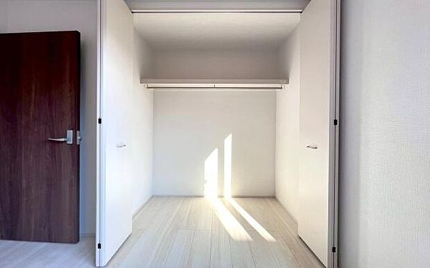 《収納》　■洋服を機能的に収納できるハンガーパイプのほか、帽子やバッグを置ける枕棚も設置。ゆとりあふれる収納空間です。