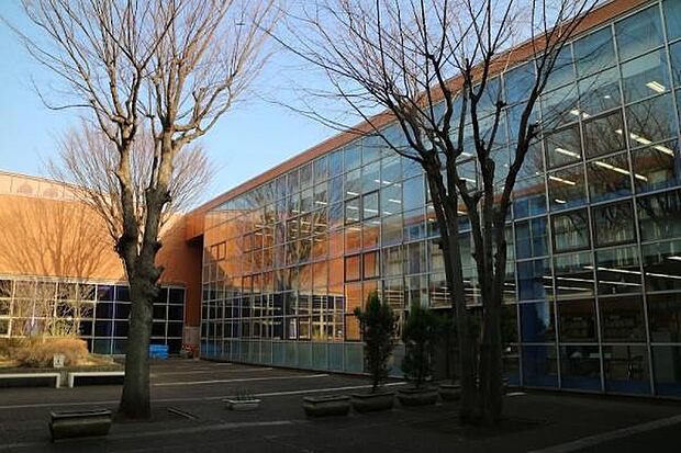 横浜市金沢図書館まで1276m