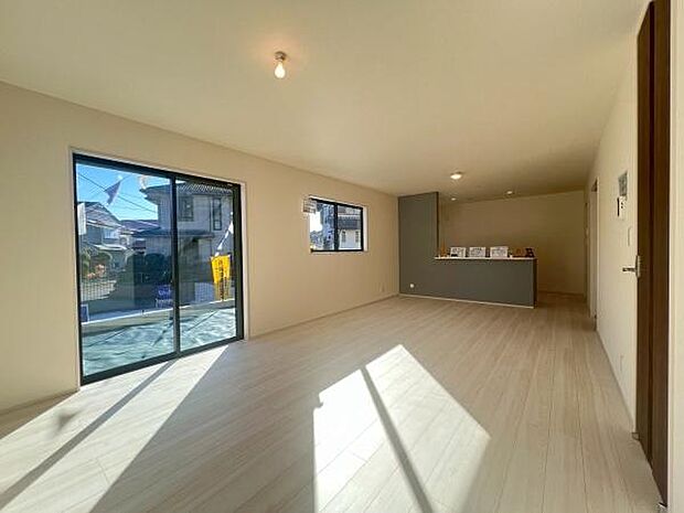 《リビングダイニング》　■家族が自然と集まって、思い思いにくつろぎ、遊び、語らう、やすらぎの空間。隣室との間仕切りを開け放てばより一層開放的な空間に。