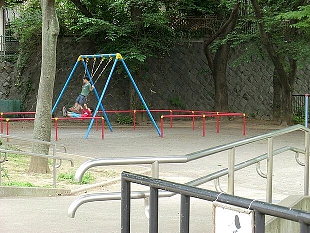 西柴第一公園まで564m、子どもが走り回るには十分な広さの公園です。ブランコがあります。