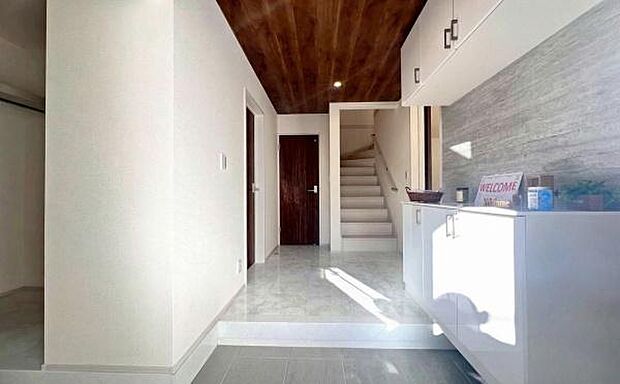 《玄関》　■玄関を開けると、エントランスホールがお出迎え。上がりがまちやシューズボックスがゆったりと構え、心地よさに包まれます。