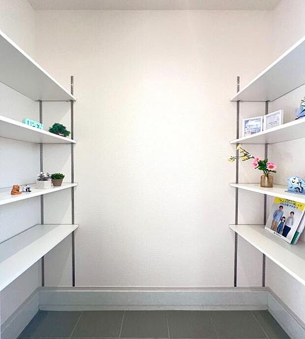 《シューズインクローク》　■人気の土間収納タイプ。ゴルフバッグやアウトドア用品、ベビーカーまでラクラク収納が可能です。