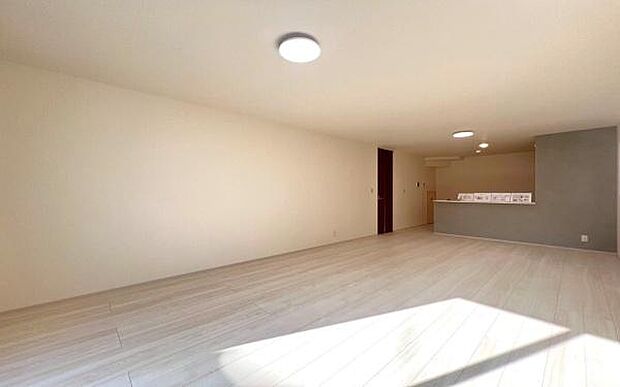 《リビングダイニング》　■開放的で広いリビング。のびのびとくつろげるリビングは、家族のコミュニケーションの場として、みんなが集まる憩いの場所に。