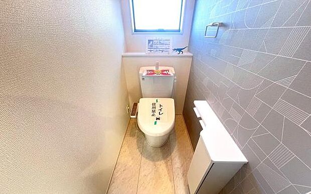 《トイレ》　■快適な使用感が人気の温水洗浄脱臭暖房機能を搭載。しかも汚れがつきにくく落ちやすい、洗浄力に優れた洗浄機能付トイレ。