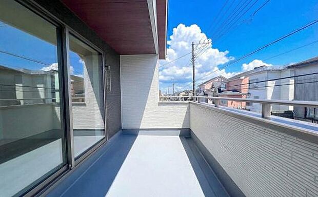 《バルコニー》　■陽当りも良く、長時間日が当たるので、洗濯物も良く乾きそうです。目の前には気持ちの良い青空が、夜には綺麗な星空が広がります。