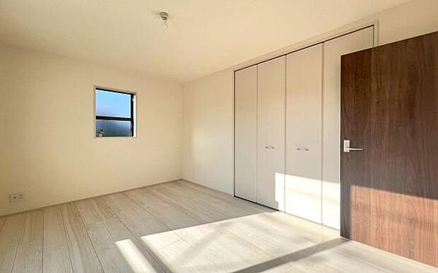 《洋室》　■くつろぎの場としてだけでなく、趣味や仕事のパーソナルスペースとしても活躍する洋室。個の時間をたっぷり楽しめる快適空間です。大きなクローゼットは趣味の道具をしまっても余るぐらいの大きさです。