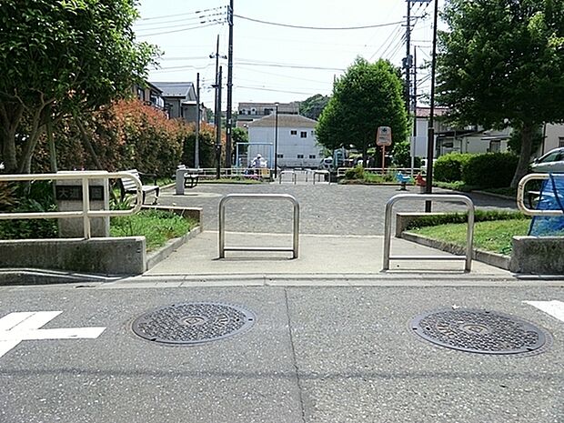 大道公園まで581m、滑り台とブランコがあります。