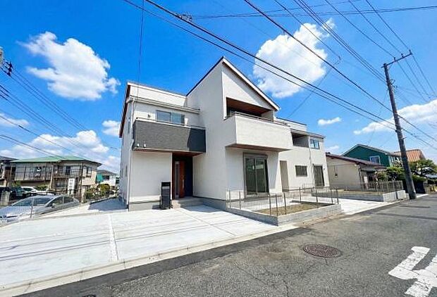 《外観》　■家族みんなが落ち着ける場所。明るい空間で心も暖か、朝から爽やかな気分。寝る時も包みこまれるようにふんわりと。家にいることが心と体に優しい暖かな暮らし。