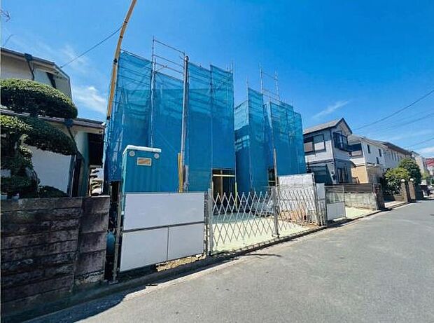 《外観》　■低層の住宅が立ち並ぶ住宅地内に佇む、スタイリッシュな外観のお住まいです。前面道路の幅員が広く、道路と敷地の間に高低差がないのでお車の出し入れしやすい立地です。