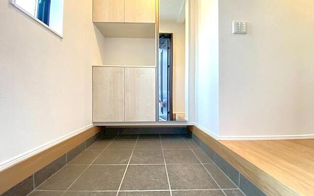 《玄関》　■玄関を開けると、エントランスホールがお出迎え。上がりがまちやシューズボックスがゆったりと構え、心地よさに包まれます。