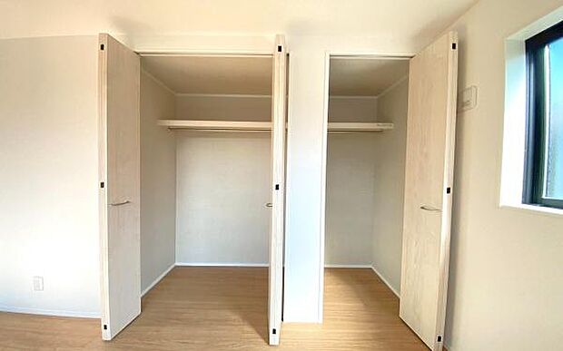 《収納》　■洋服を機能的に収納できるハンガーパイプのほか、帽子やバッグを置ける枕棚も設置。ゆとりあふれる収納空間です。