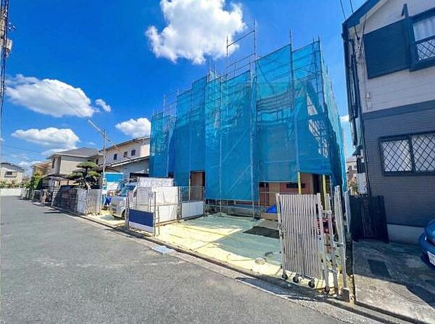 《外観》 ■低層の住宅が立ち並ぶ住宅地内に佇む、スタイリッシュな外観のお住まいです。前面道路の幅員が広く、道路と敷地の間に高低差がないのでお車の出し入れしやすい立地です。