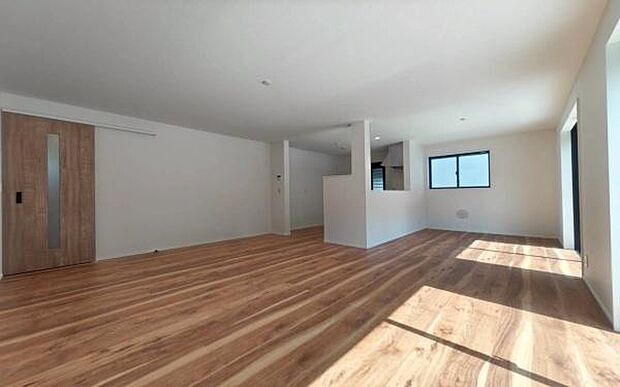 《リビングダイニング》　■大画面ＴＶも余裕、インテリアプランが考えやすいワイドなリビング。家族がしぜんに集まる広さ、お子様が思わず走り出す大空間。