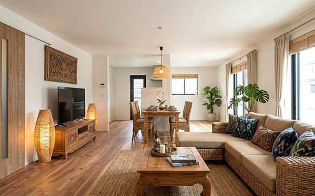 《リビングダイニング》　■本画像は家具家電や小物の配置をCGで作成しており、実際に現地に家具家電や小物は置かれておりません。また、価格に家具家電や小物は含まれておりません。