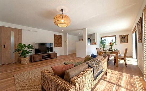 《リビングダイニング》　■本画像は家具家電や小物の配置をCGで作成しており、実際に現地に家具家電や小物は置かれておりません。また、価格に家具家電や小物は含まれておりません。