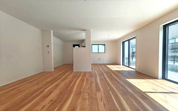 《リビングダイニング》　■開放的で広い吹き抜けのあるリビング。のびのびとくつろげるリビングは、家族のコミュニケーションの場として、みんなが集まる憩いの場所に。