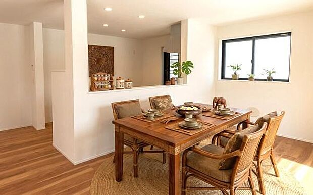 《ダイニングキッチン》　■人気の対面キッチン。家族団らんの食卓。本画像は家具家電や小物の配置をCGで作成しており、実際に現地に家具家電や小物は置かれておりません。また、価格に含まれておりません。