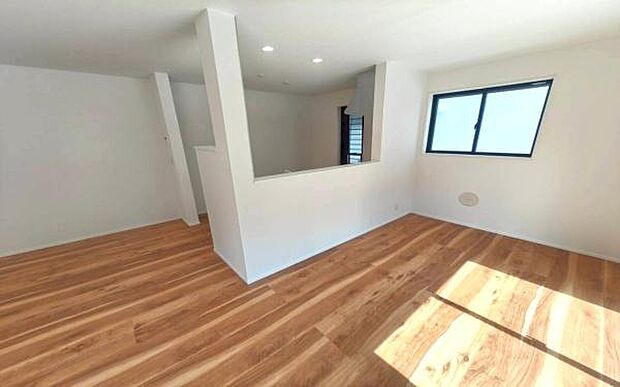 《ダイニングキッチン》　■会話を楽しみながら食事を味わう。一緒にいる時間が楽しい空間。カフェにいるような気分で毎日を過ごしたい。家族でいる時間を柔らかに包み込むインテリア。