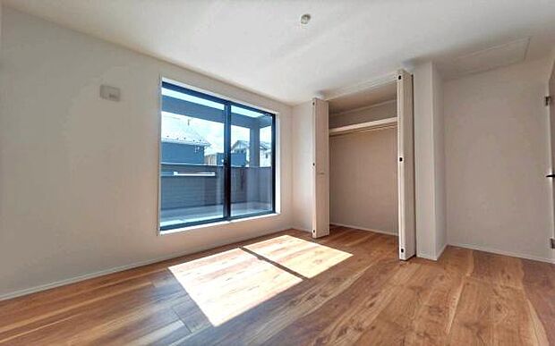 《子供部屋》　■お子様の成長を優しく見守る、明るい子供部屋。遊んだり、学んだり、時には一人の時間を過ごしたりと健やかな毎日を育む大切な場所。未来への第一歩を育む、かけがえのない空間です。