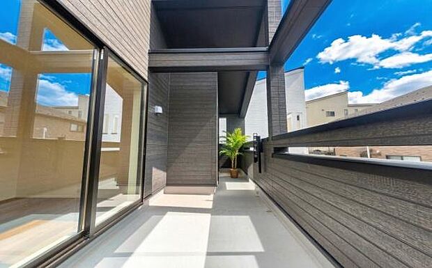 《バルコニー》　■陽当りも良く、長時間日が当たるので、洗濯物も良く乾きそうです。目の前には気持ちの良い青空が、夜には綺麗な星空が広がります。