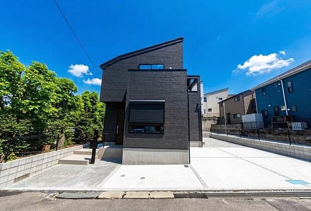 《外観》　■青空の下、洗練されたデザインが輝く住まい。新しい暮らしを始めるのにふさわしい、光と風が心地よい空間です。
