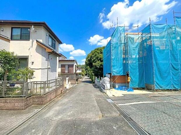 《前面道路》　■道路と敷地はフラットな地形です。