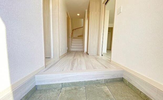 《玄関》 ■玄関を開けると、エントランスホールがお出迎え。上がりがまちやシューズボックスがゆったりと構え、心地よさに包まれます。