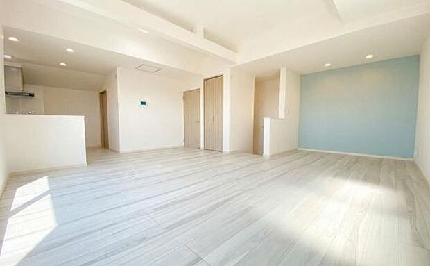 《リビングダイニング》 ■開放的で広いリビング。のびのびとくつろげるリビングは、家族のコミュニケーションの場として、みんなが集まる場所に。