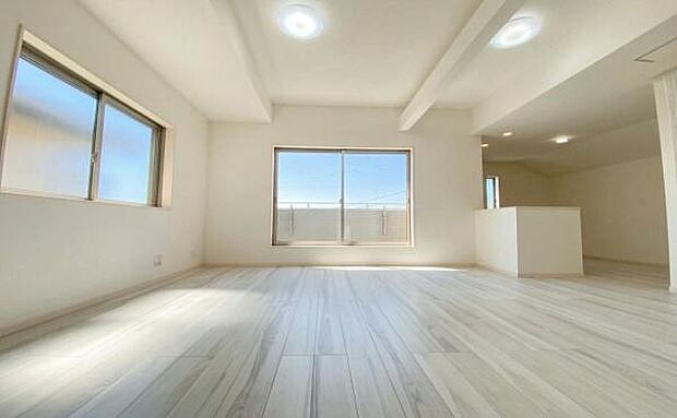 《リビングダイニング》 ■豊かな光が照らすこの場所は、たわいもない会話を楽しみ、ゆったりとした時間を過ごす場所。家族の日常が刻まれる大切な空間です。自然光に溢れるこの空間はリフレッシュにピッタリです。