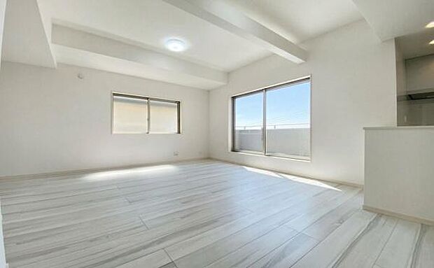 《リビングダイニング》 ■大画面TVも余裕、インテリアプランが考えやすいワイドなリビング。家族がしぜんに集まる広さ、お子様が思わず走り出す大空間。