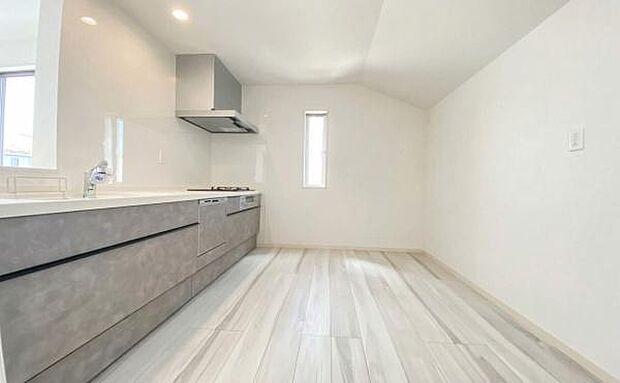 《システムキッチン》 ■大型冷蔵庫や食器棚を置いても余裕なスペース。