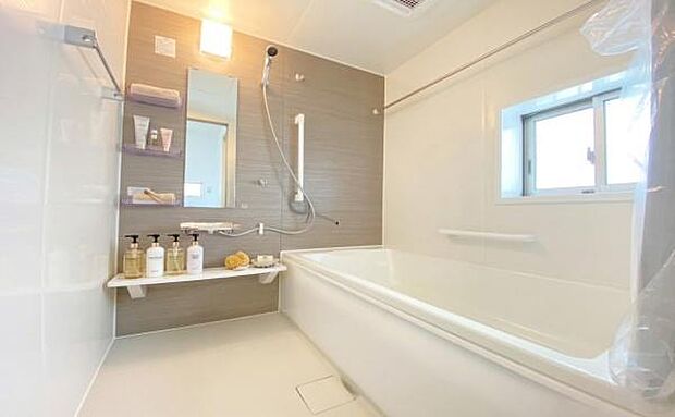 《浴室》 ■ホテルライクな上質バスタイムが毎日叶う!温もりと清潔感が融合した広々浴室。湯船に身を沈めれば、疲れが溶けていく贅沢なひとときを。(小物をCGで作成、実際に小物は配置されていません)