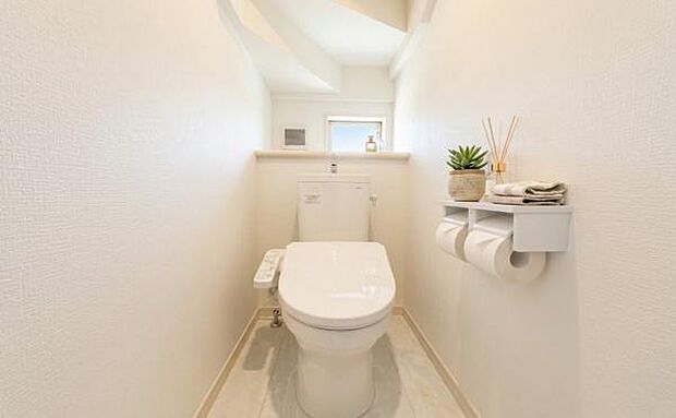 《トイレ》 ■清潔感あふれる温水洗浄便座付きトイレ。ナチュラルな雑貨が彩る癒しの空間は、毎日の暮らしに心地よいゆとりをもたらします。(小物をCGで作成、実際に小物は配置されていません)