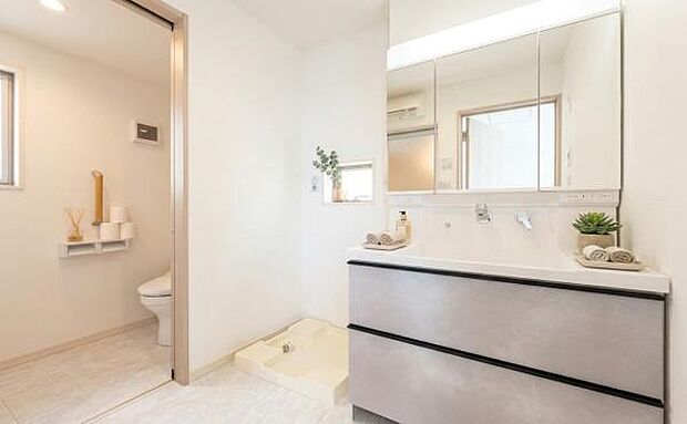 《洗面化粧台》■洗練されたデザインのおしゃれなワイド仕様洗面化粧台。広々とした空間が、贅沢なひとときを演出します。快適さと美しさを兼ね備えた洗面所(小物をCGで作成、実際に小物は配置されていません)