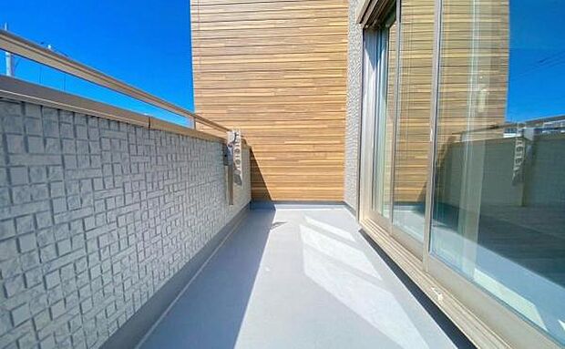 《バルコニー》 ■陽当りも良く、長時間日が当たるので、洗濯物も良く乾きそうです。目の前には気持ちの良い青空が、夜には綺麗な星空が広がります。