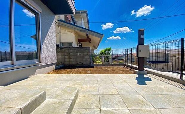 《庭》 ■青空と緑が広がる、特別な庭のある暮らし。子どもの笑顔も、大人の休日も、この場所が舞台になる。