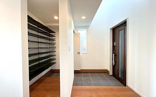 《玄関》■シューズインクローゼットのある広々とした玄関。家族全員の靴をスッキリ収納出来ます。