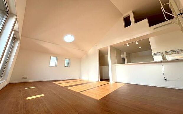 《リビングダイニング》 ■家族が自然と集まって、思い思いにくつろぎ、遊び、語らう、やすらぎの空間。隣室との間仕切りを開け放てばより一層開放的な空間に。