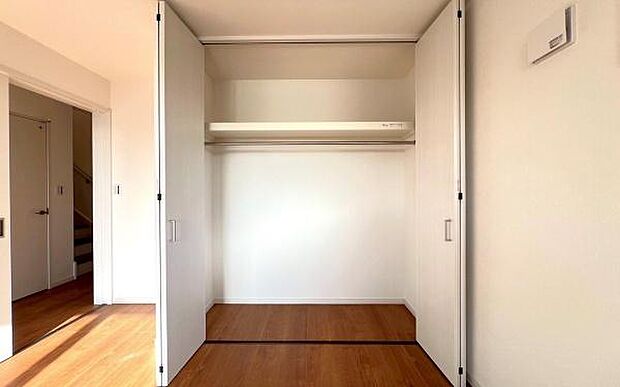 《収納》 ■洋服を機能的に収納できるハンガーパイプのほか、帽子やバッグを置ける枕棚も設置。ゆとりあふれる収納空間です。