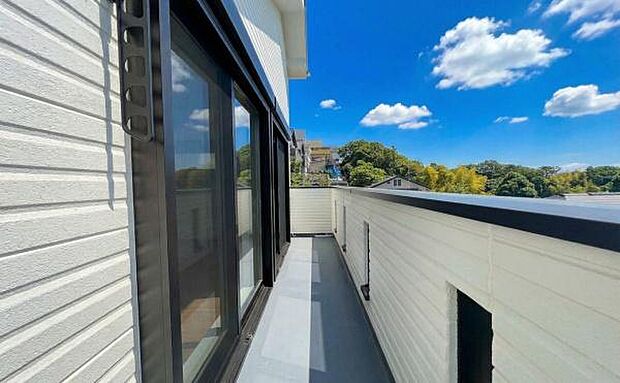 《バルコニー》 ■陽当りも良く、長時間日が当たるので、洗濯物も良く乾きそうです。目の前には気持ちの良い青空が、夜には綺麗な星空が広がります。