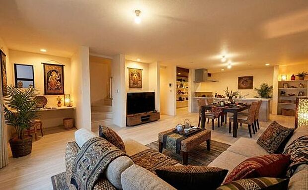 《リビングダイニング》 ■本画像は家具や小物の配置をCGで作成しており、実際に現地に家具や小物は置かれておりません。また、価格に家具や小物は含まれておりません。