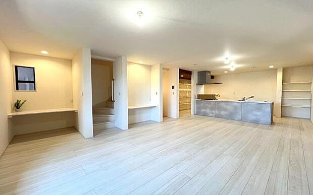 《リビングダイニング》 ■家族が自然と集まって、思い思いにくつろぎ、遊び、語らう、やすらぎの空間。隣室との間仕切りを開け放てばより一層開放的な空間に。